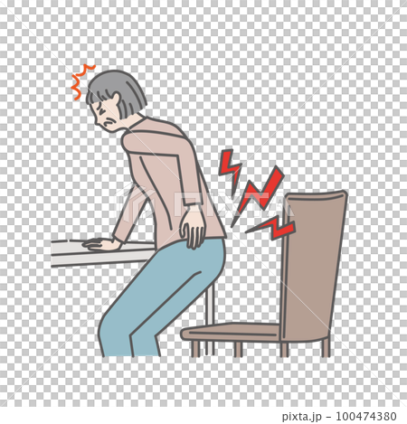 椅子から立ち上がる時、腰が痛いシニア女性 100474380