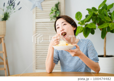 ポテトチップスを食べる若い女性 飲食イメージ ポテトチップスを食べる若い女性 飲食イメージ 100474482