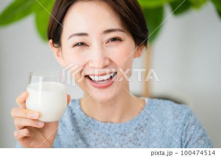 牛乳を飲む若い女性 ビジネスイメージ 牛乳を飲む若い女性 ビジネスイメージ 100474514