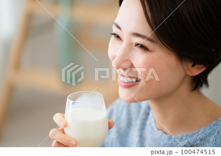 牛乳を飲む若い女性　ビジネスイメージ 100474515