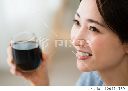 コーヒーを飲む若い女性　飲食イメージ 100474520