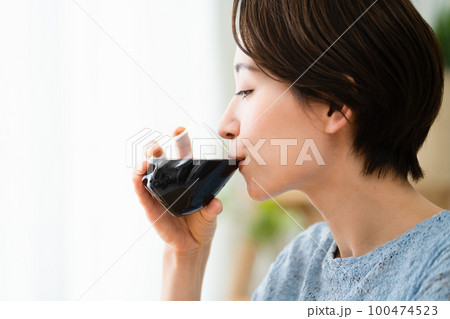 コーヒーを飲む若い女性　飲食イメージ 100474523