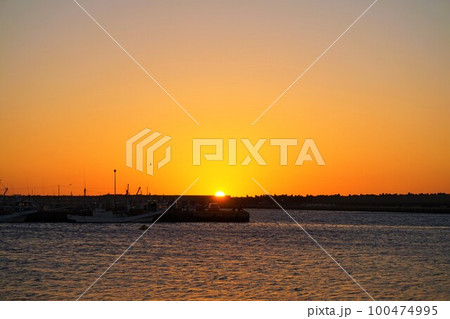 大洗港　漁港　朝日　日の出　朝焼け　あさひ 100474995