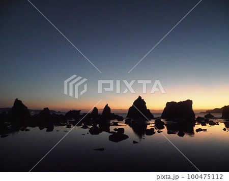 夜明け前の橋杭岩 100475112