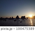 朝日と橋杭岩 100475389