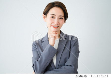 考える若い女性 ビジネスイメージ 考える若い女性 ビジネスイメージ 100476021