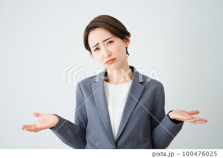 肩をすくめる若い女性 ビジネスイメージ 肩をすくめる若い女性 ビジネスイメージ 100476025