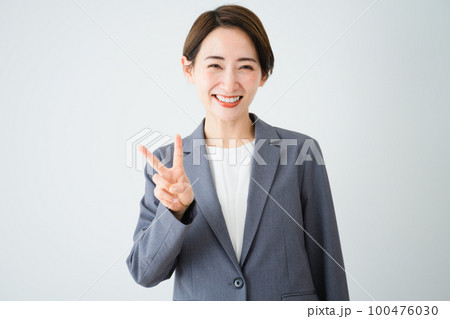 ピースサインをする若い女性 ビジネスイメージ ピースサインをする若い女性 ビジネスイメージ 100476030