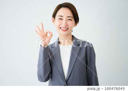 OKサインをする若い女性　ビジネスイメージ	 100476043