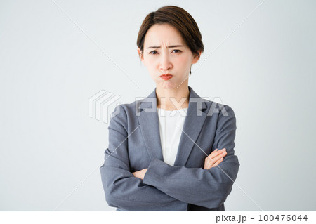 腕を組んで怒っている若い女性　ビジネスイメージ	 100476044