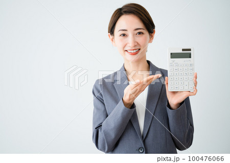 電卓を持って案内をする若い女性　ビジネスイメージ	 100476066