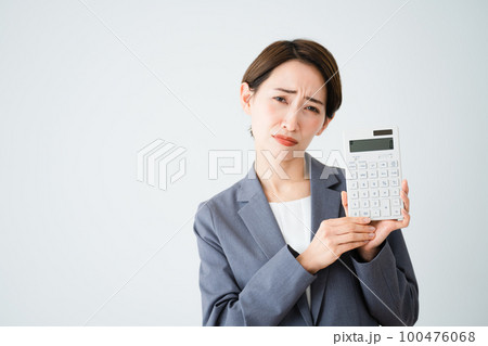 電卓を持って悩む若い女性　ビジネスイメージ	 100476068