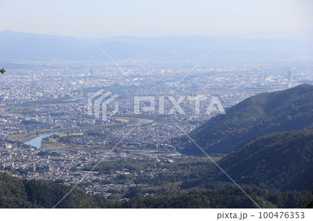 山の麓に広がる街の風景 山の麓に広がる街の風景 100476353