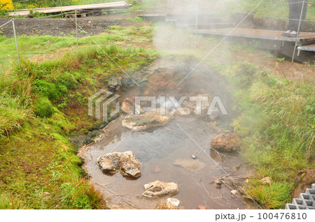 Boiling water in the hot springs near the Strokkur geyser in Iceland 100476810