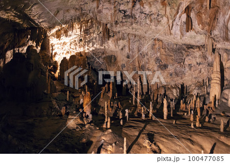 Stalactite and stalagmite 100477085
