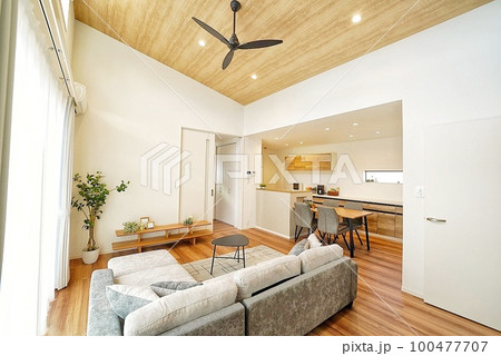 天井の高い吹き抜けのあるリビングダイニング 100477707