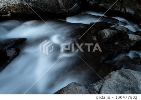 上から眺めた滝　愛知県 100477802