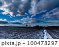厳冬の青空と雪原 100478297