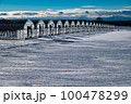 北海道雪原の並んだビニールハウス群 100478299