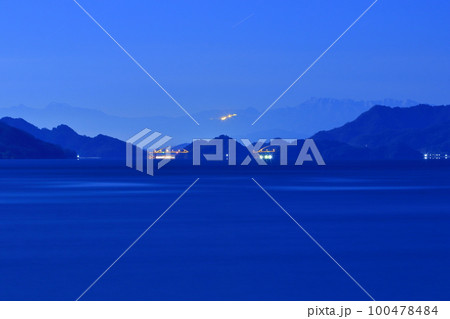 夜の大芝島から とびしま海道 四国方面を望む 夜の大芝島から とびしま海道 四国方面を望む 100478484