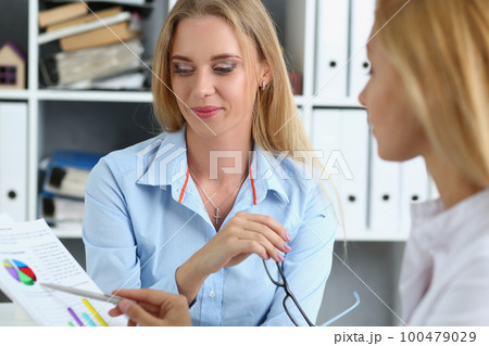 Women office workers and work colleagues work together 100479029