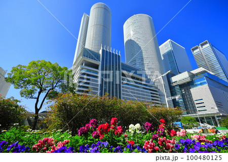 【愛知県】晴天のJR名古屋駅前風景 100480125
