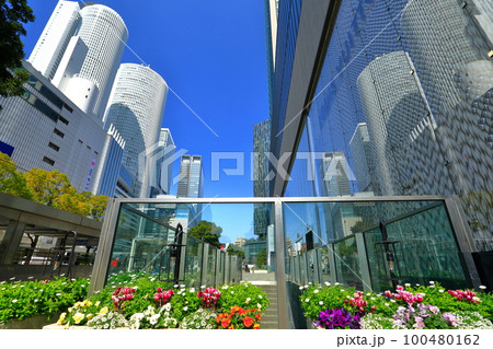【愛知県】晴天のJR名古屋駅前のシンメトリーな風景 【愛知県】晴天のJR名古屋駅前のシンメトリーな風景 100480162