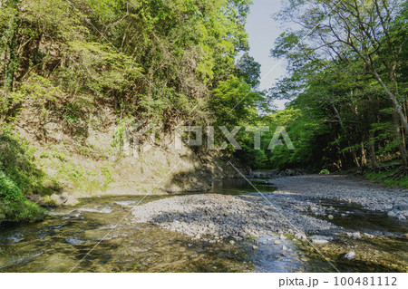 ソロキャンプする人がいる吾妻峡の風景／埼玉県飯能市 100481112