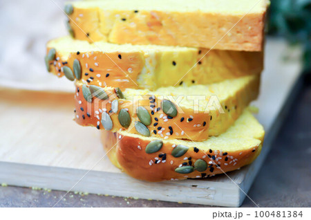 bread , pumpkin bread or loaf of bread or sliced bread or cut bread with pumpkin seed and sesame 100481384