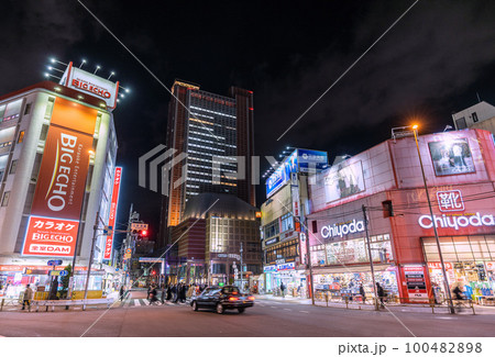 日本の東京都市景観 三軒茶屋駅(出入口・画面左下)やキャロットタワーなどを望む 日本の東京都市景観 三軒茶屋駅(出入口・画面左下)やキャロットタワーなどを望む 100482898