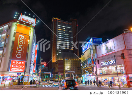 日本の東京都市景観 三軒茶屋駅(出入口・画面左下)やキャロットタワーなどを望む 日本の東京都市景観 三軒茶屋駅(出入口・画面左下)やキャロットタワーなどを望む 100482905