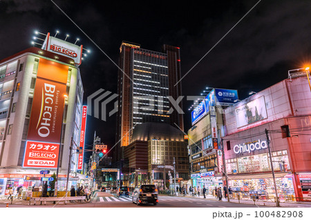 日本の東京都市景観 三軒茶屋駅(出入口・画面左下)やキャロットタワーなどを望む 日本の東京都市景観 三軒茶屋駅(出入口・画面左下)やキャロットタワーなどを望む 100482908