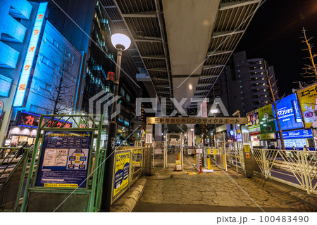 日本の東京都市景観 三軒茶屋駅前の三軒茶屋中央レンタサイクルポートなどを望む 日本の東京都市景観 三軒茶屋駅前の三軒茶屋中央レンタサイクルポートなどを望む 100483490
