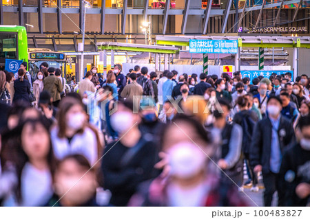 日本の東京都市景観 3.11…。宮益坂下も脅威の人流。なるか呪縛解放…マスク着用は個人判断13日 100483827