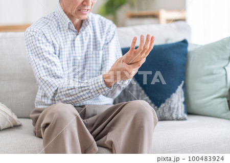 腕が痛いシニア男性 100483924