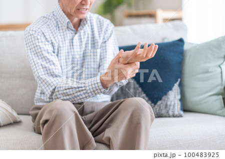 腕が痛いシニア男性 100483925