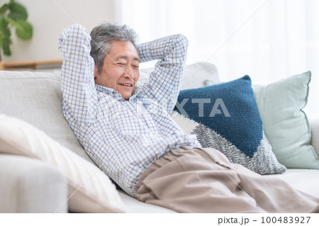 リラックスするシニア男性 リラックスするシニア男性 100483927