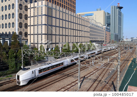 さいたま新都心を行く高崎線特急スワローあかぎ号:651系電車 さいたま新都心を行く高崎線特急スワローあかぎ号:651系電車 100485017