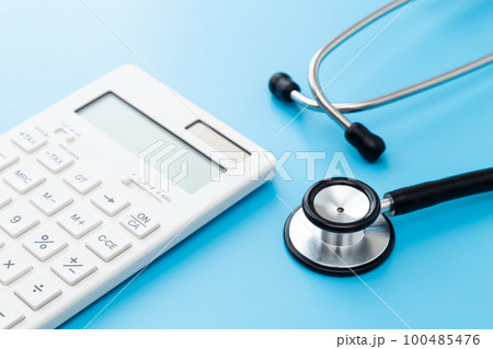 聴診器と電卓　ブルーバック 100485476
