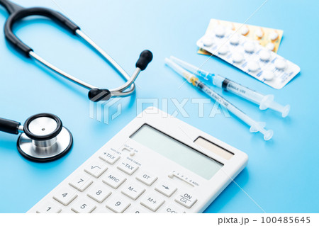 聴診器と電卓　青バック 100485645
