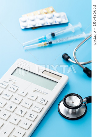 聴診器と電卓 青バック 聴診器と電卓 青バック 100485653