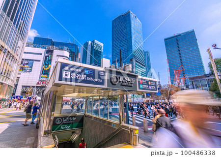 日本の東京都市景観 渋谷駅（出入口）・しぶちか。マスク着用は13日から個人の判断＝3月16日 100486338