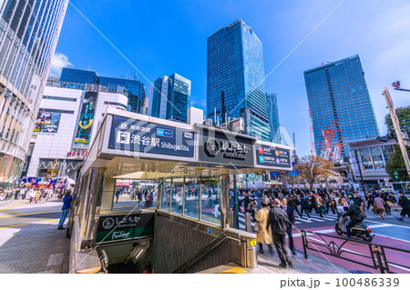 日本の東京都市景観 渋谷駅（出入口）・しぶちか。マスク着用は13日から個人の判断＝3月16日 100486339