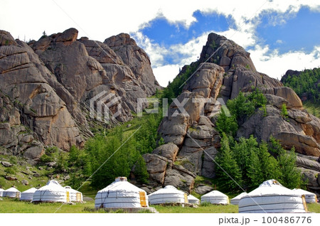 モンゴル テレルジ国立公園 ブーベイトキャンプのゲル モンゴル テレルジ国立公園 ブーベイトキャンプのゲル 100486776