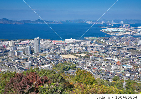 【瀬戸大橋 (青ノ山山頂展望台より)】 香川県綾歌郡宇多津町青の山山頂 【瀬戸大橋 (青ノ山山頂展望台より)】 香川県綾歌郡宇多津町青の山山頂 100486864