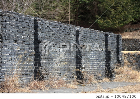 煉瓦造りの防火壁跡(栃木県日光市足尾町愛宕下) 煉瓦造りの防火壁跡(栃木県日光市足尾町愛宕下) 100487100