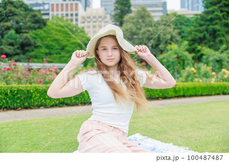 麦わら帽子をかぶるオーストラリアの女の子 麦わら帽子をかぶるオーストラリアの女の子 100487487