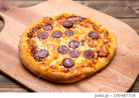 チーズとサラミの手作りピザ 100487716