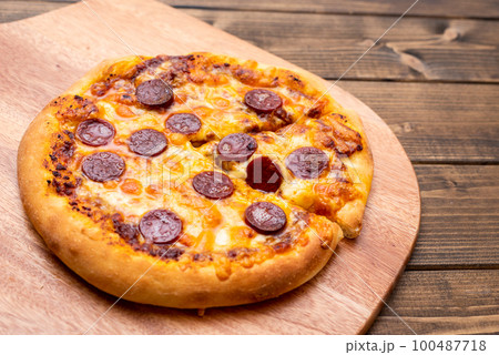 チーズとサラミの手作りピザ チーズとサラミの手作りピザ 100487718