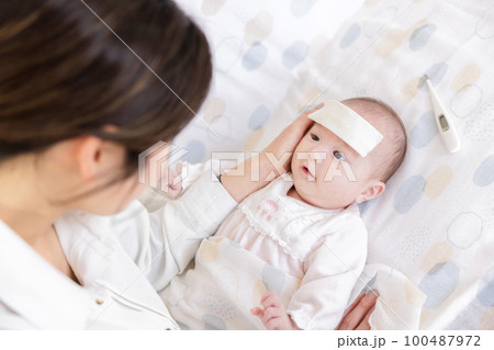 赤ちゃん　熱　看病　ママ 100487972